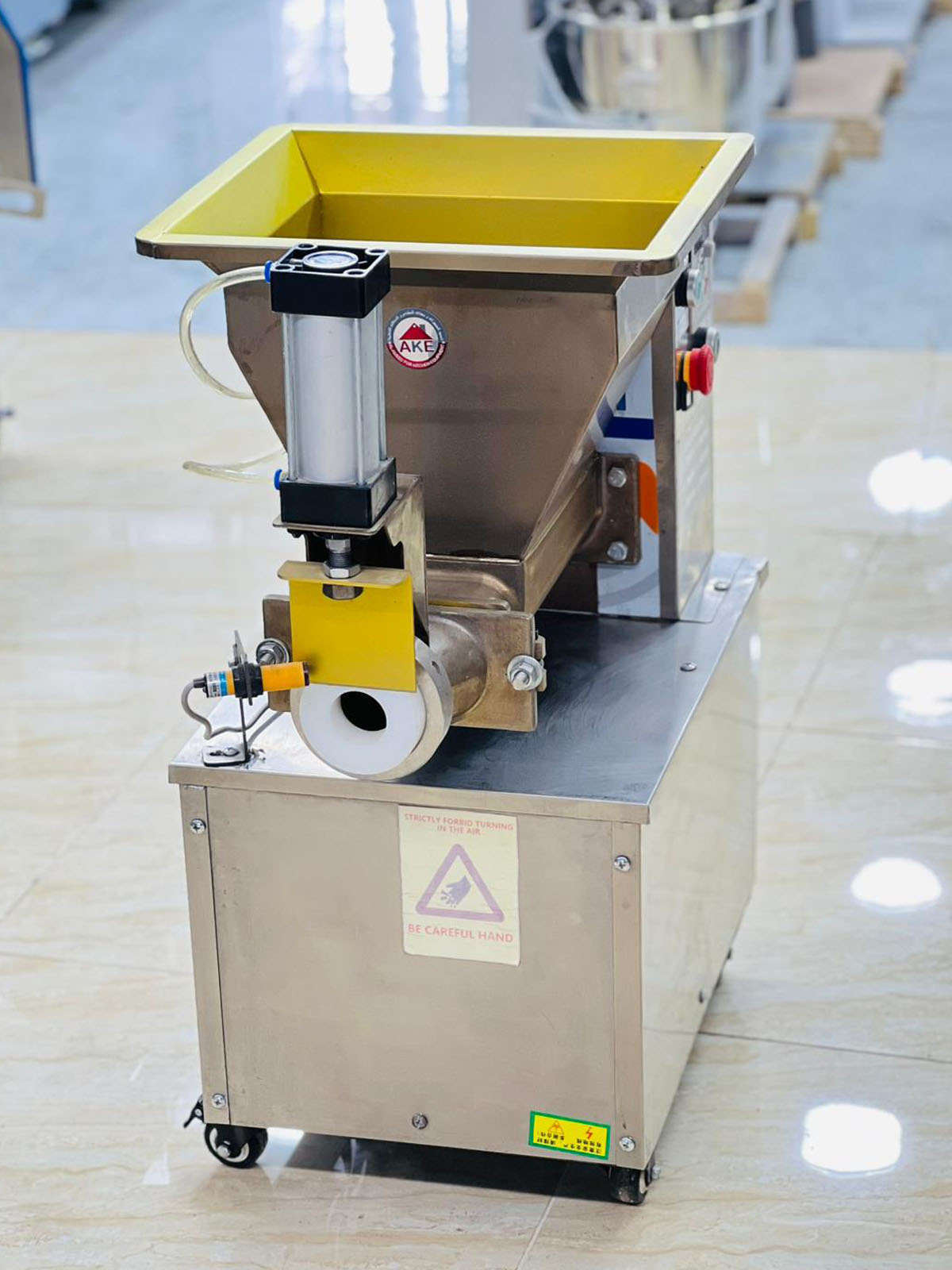 ماكنة تقطيع عجين